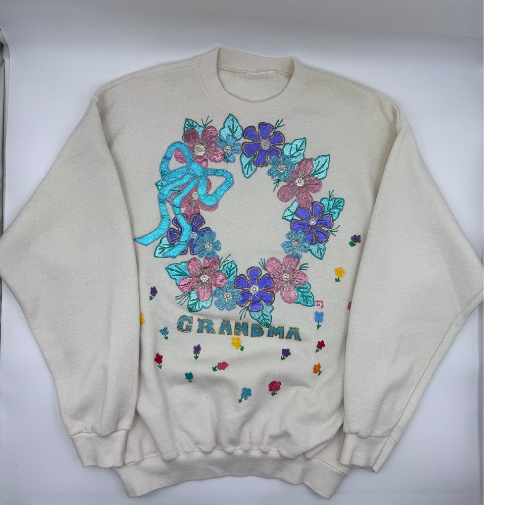 Vintage Homemade Grandma Wreath‎ Cream Crewneck